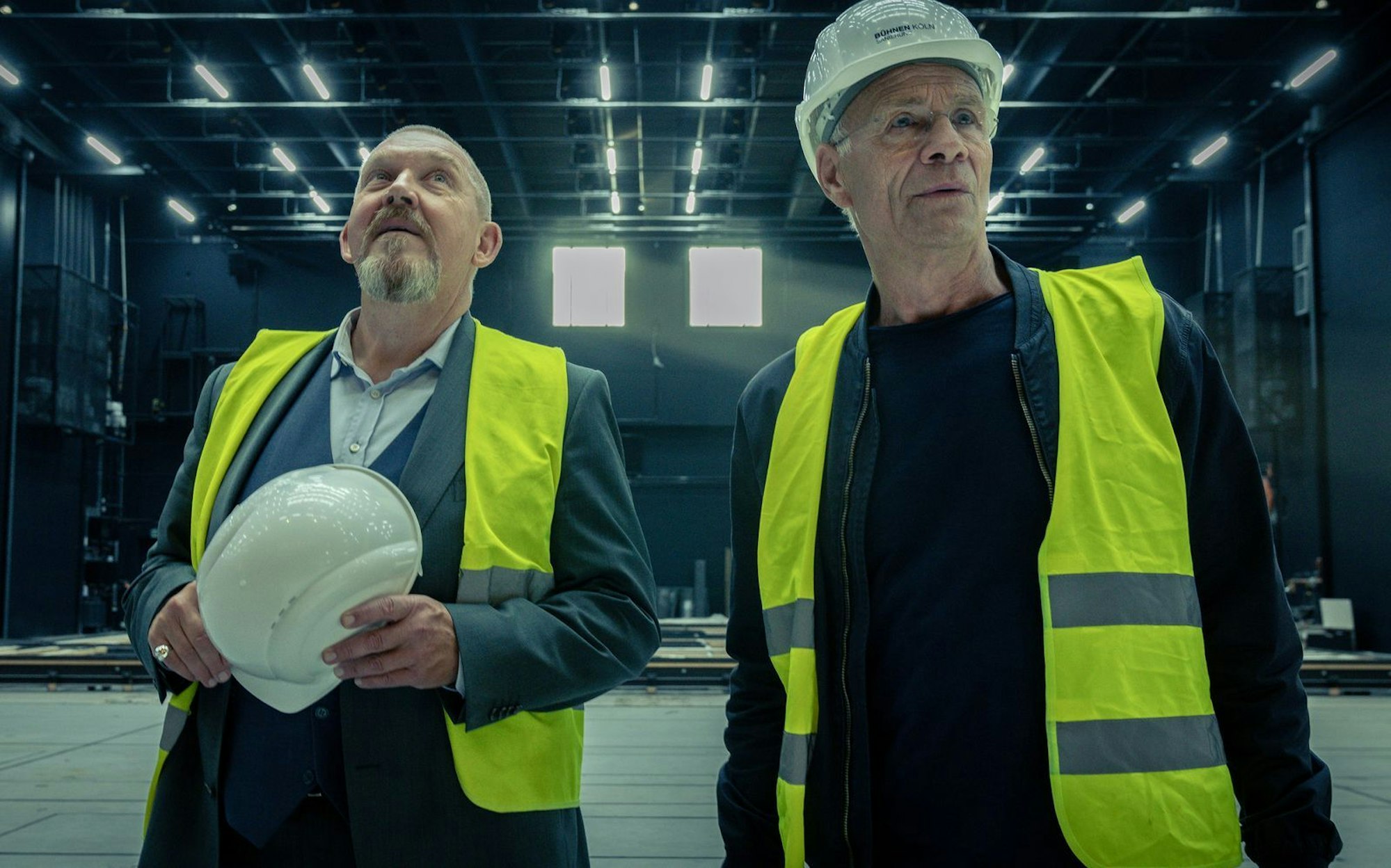 Für Kommissar und Opernfan Freddy Schenk (Dietmar Bär, links) geht ein Traum in Erfüllung. Wegen eines Mordes an der Kölner Oper ermittelt er mit dem Kollegen Max Ballauf (Klaus J. Behrendt) hinter den Kulissen der Spielstätte. (Bild: WDR/Thomas Kost)