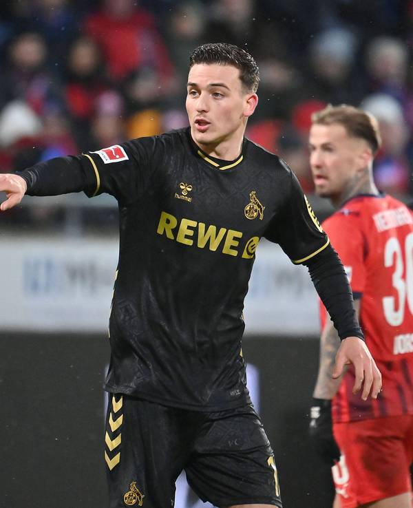 Said El Mala gibt im Trikot des 1. FC Köln Anweisungen.