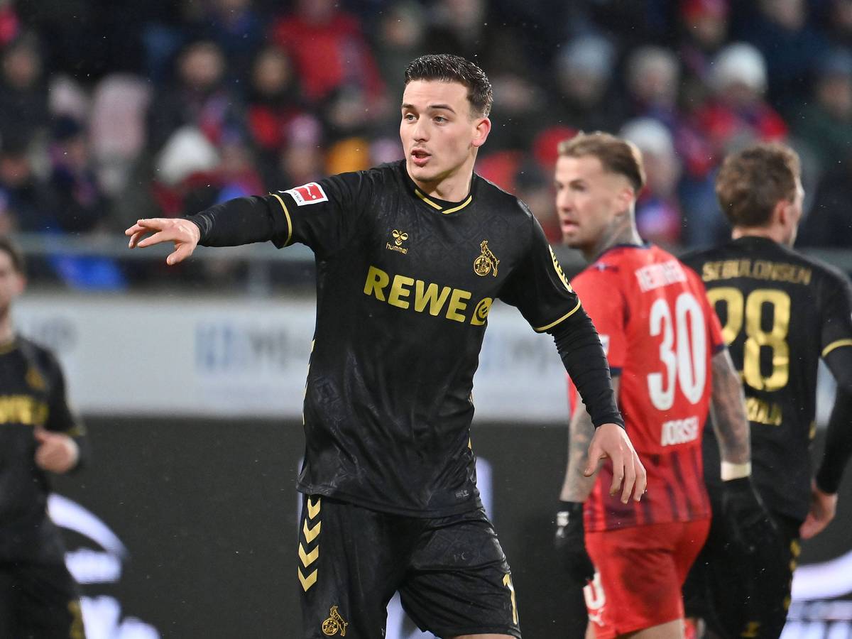 Said El Mala gibt im Trikot des 1. FC Köln Anweisungen.