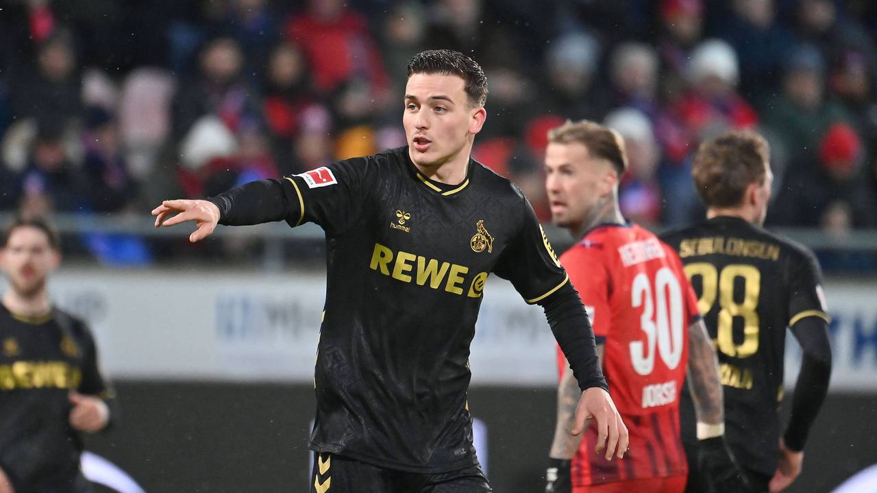 Said El Mala gibt im Trikot des 1. FC Köln Anweisungen.
