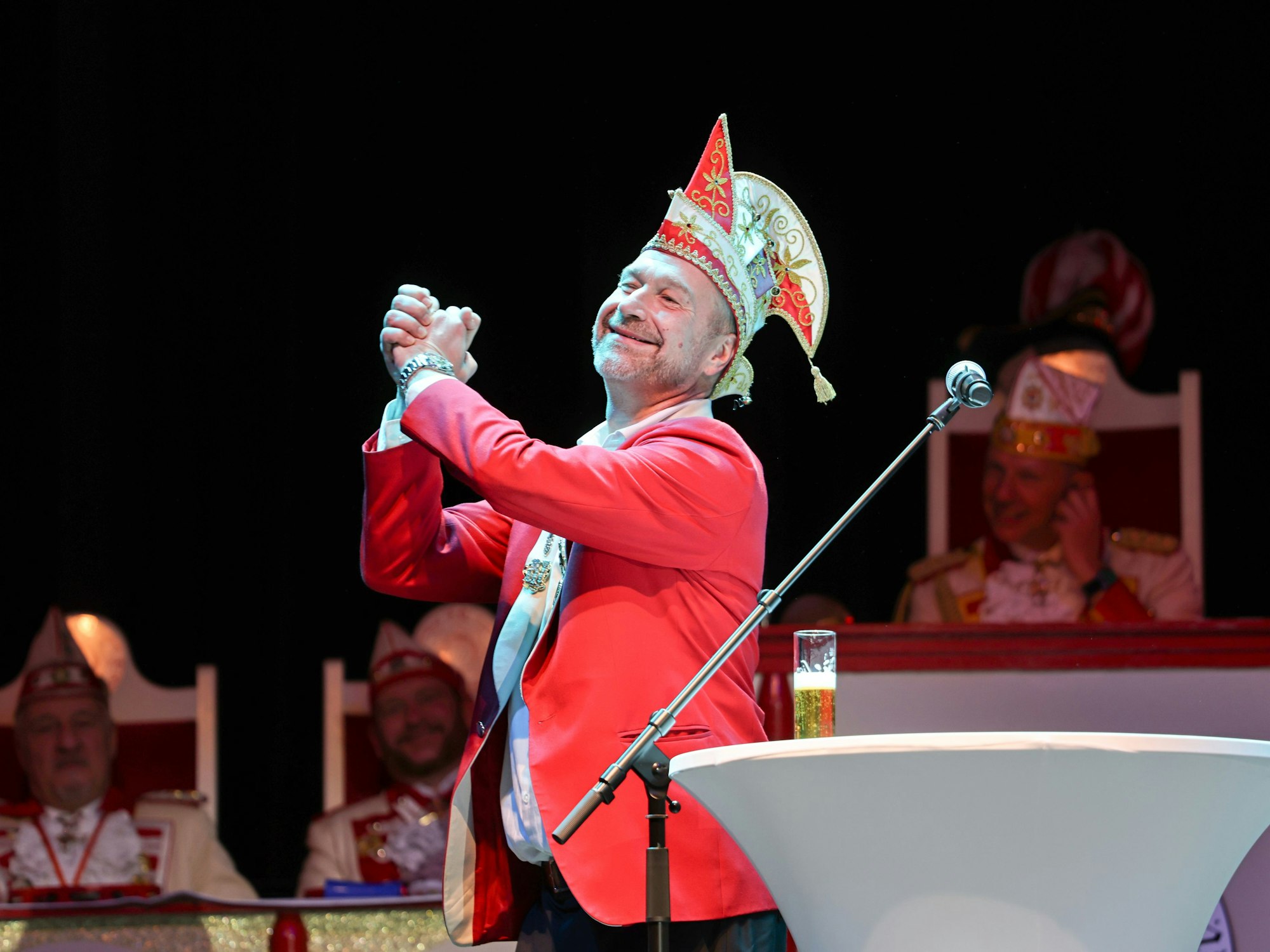 Volker Weininger beim Auftritt auf der Bühne.