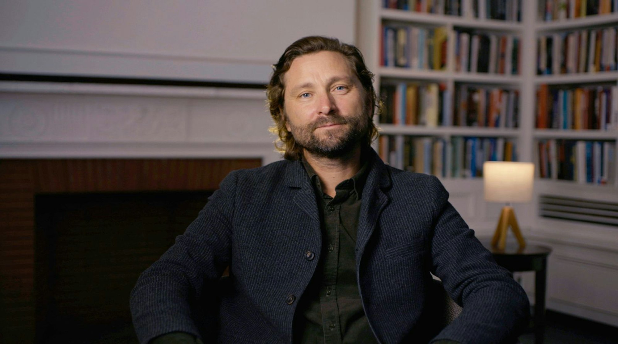 Laut Wirtschaftshistoriker Quinn Slobodian (Bild) habe Elon Musk zunächst „außergewöhnlichen Erfolg gehabt“, ehe die Zusammenarbeit mit Donald Trump nach einem knappen halben Jahr in die Brüche ging. (Bild: WDR / Uri Shwartz)