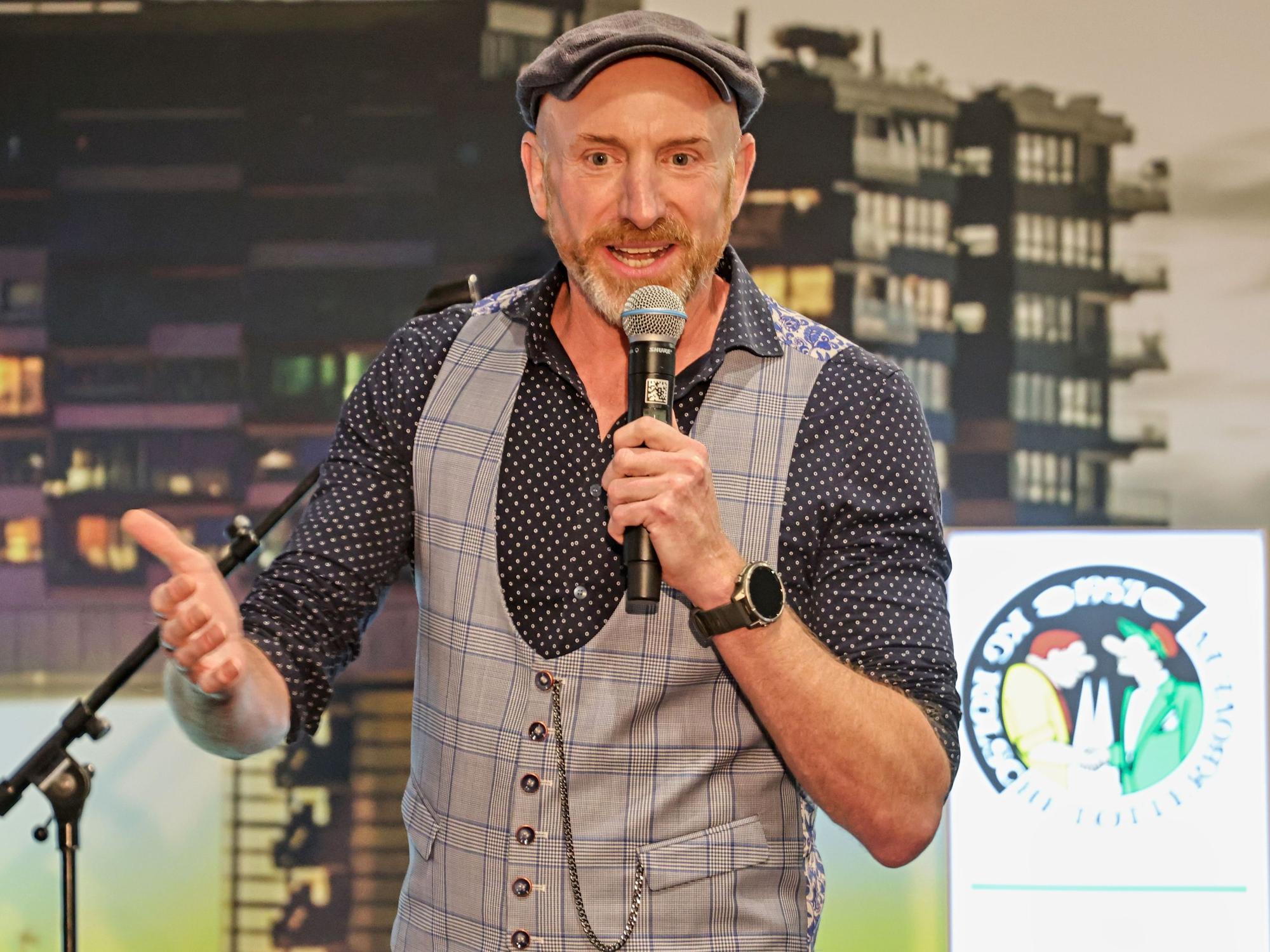 Martin Schopps steht beim Auftritt auf der Bühne.