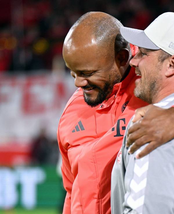 Lukas Kwasniok und Vincent Kompany umarmen sich vor dem Spiel.