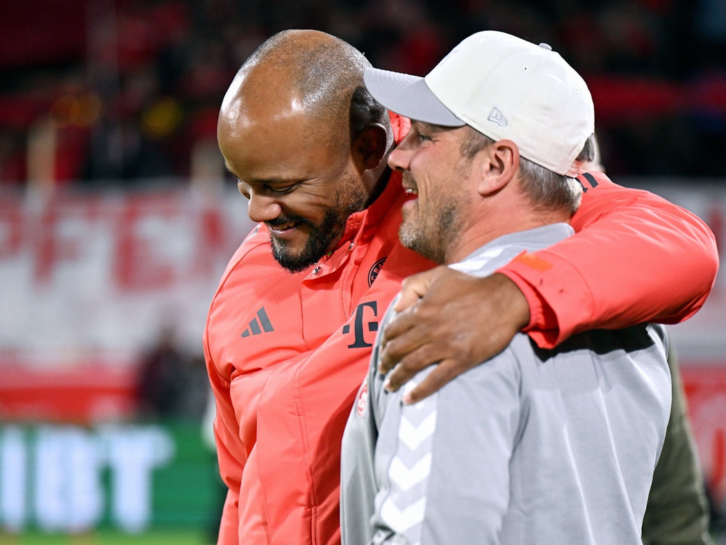 Lukas Kwasniok und Vincent Kompany umarmen sich vor dem Spiel.