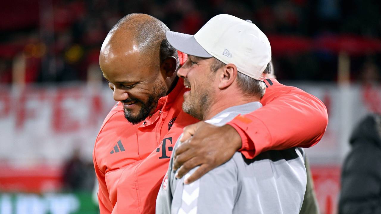 Lukas Kwasniok und Vincent Kompany umarmen sich vor dem Spiel.