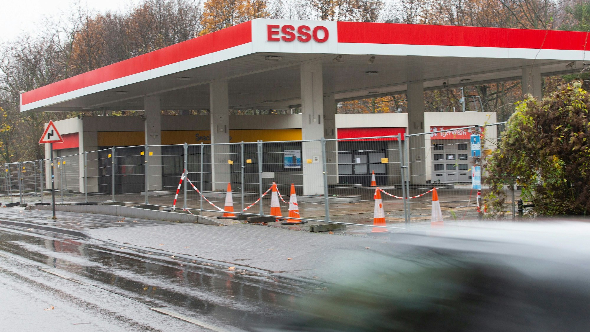 Die alte Tankstelle an der Erftstrasse. Das Foto wurde im Dezember 2020 aufgenommen. Die Zapfsäulen verschwanden bereits im Oktober.