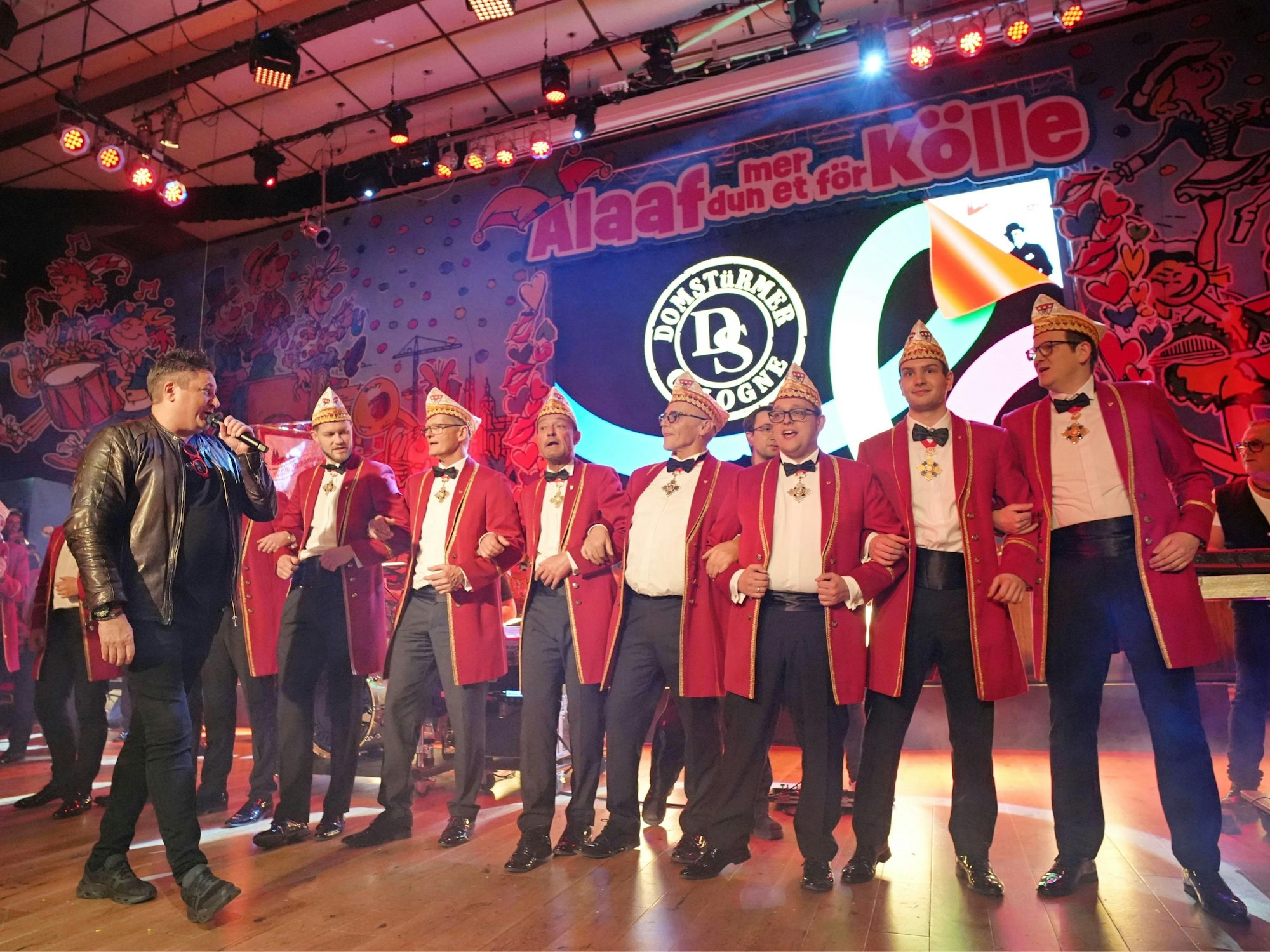 Micky Nauber mit dem Elferrat der Ostermänner auf der Bühne.