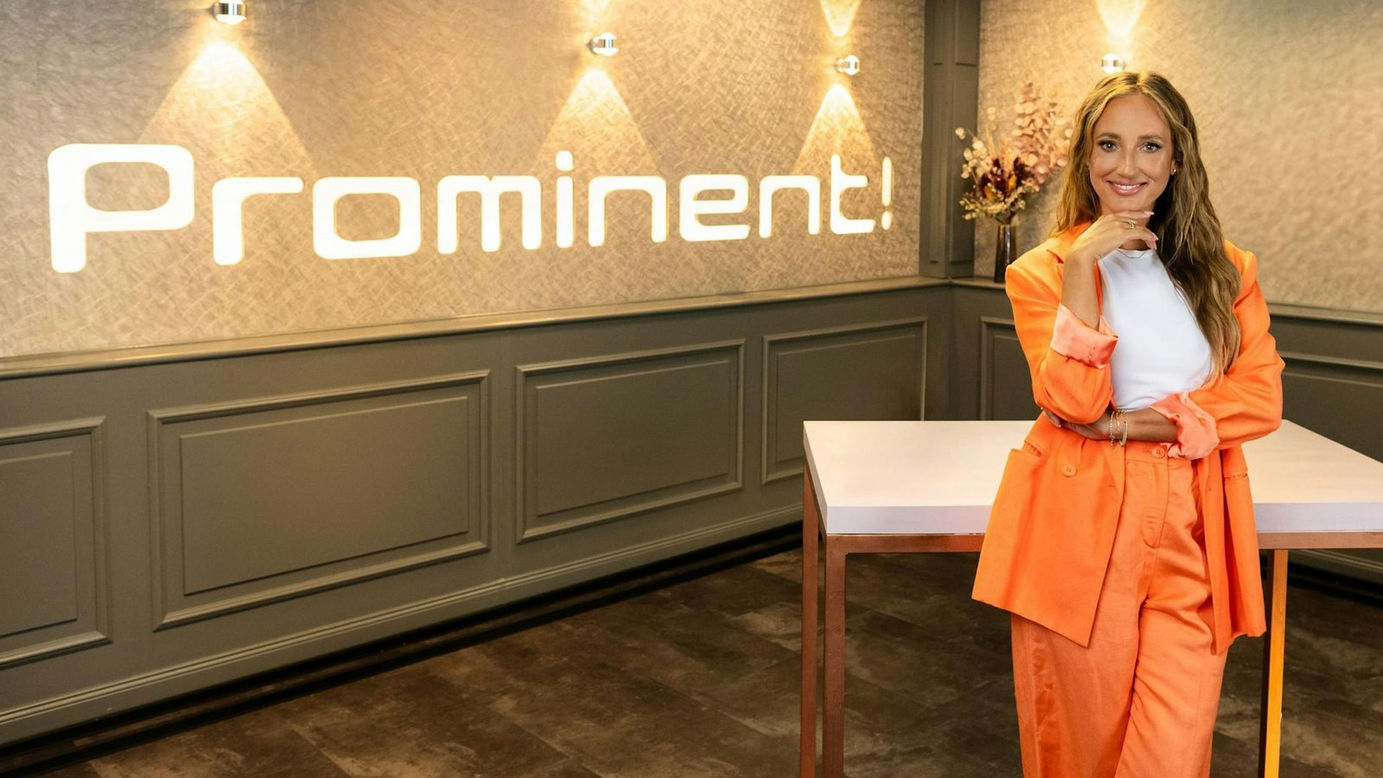 Das People-Magazin „Prominent!“ wird eingestellt. Moderatorin Laura Dahm nimmt es nicht leicht. (Bild: RTL / Annette Etges)