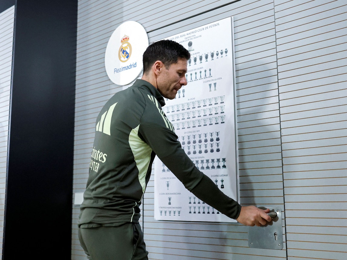 Alonso geht durch eine Tür.