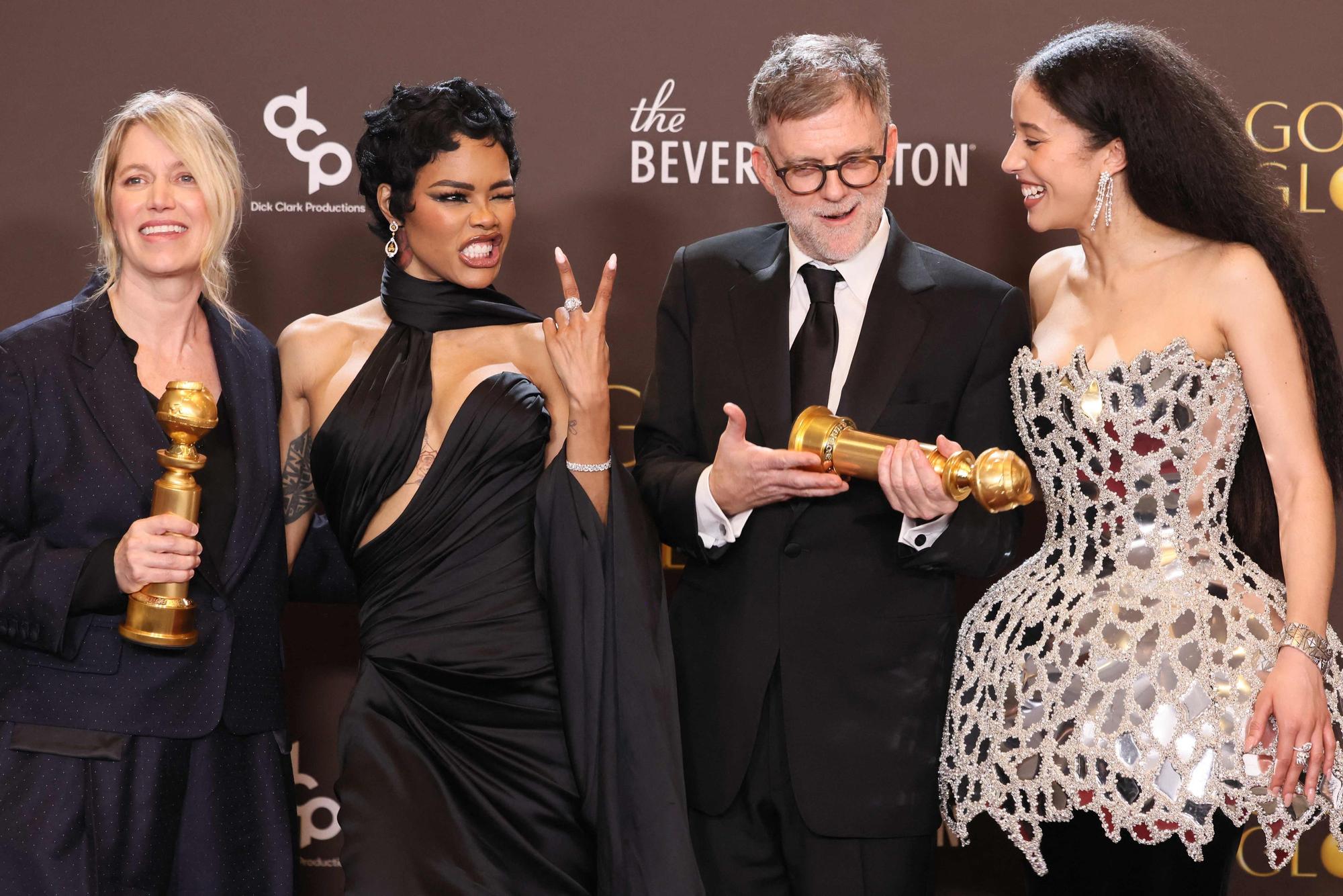 Die US-Filmproduzentin Sara Murphy, die US-Schauspielerin Teyana Taylor, der US-Filmemacher Paul Thomas Anderson und die US-Schauspielerin Chase Infiniti freuen sich über den Golden Globe für „One Battle After Another“.