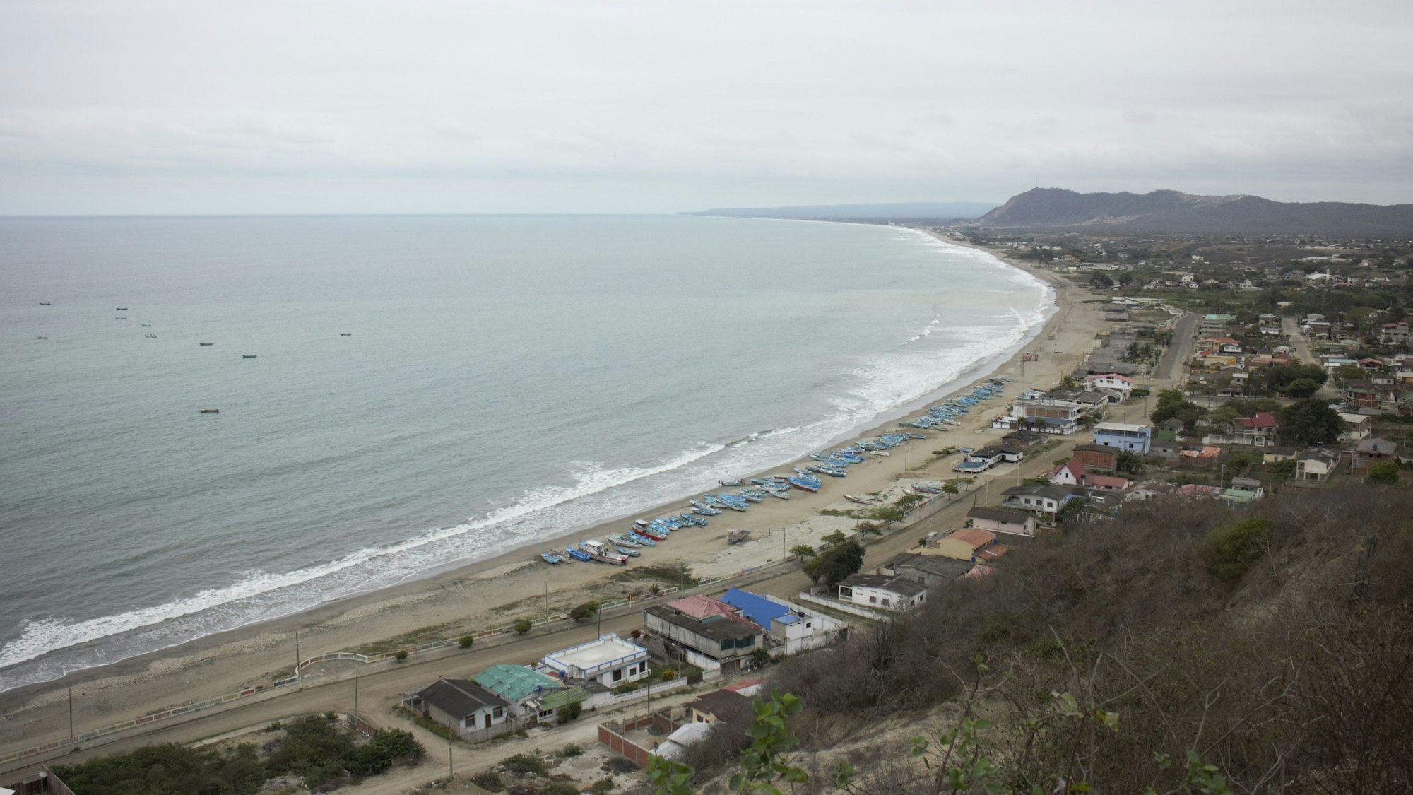Blick auf den Strand von Puerto López in Ecuador