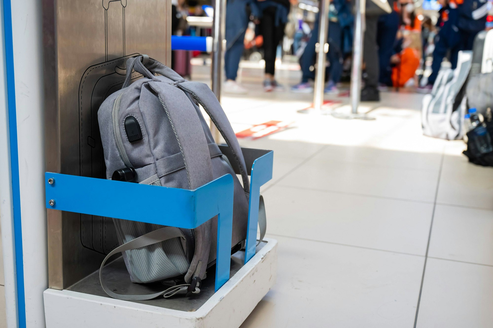 Ein 68-jähriger Italiener vergaß seinen Rucksack am Köln/Bonner Flughafen. Das Symbolbild zeigt ein Gepäckstück.