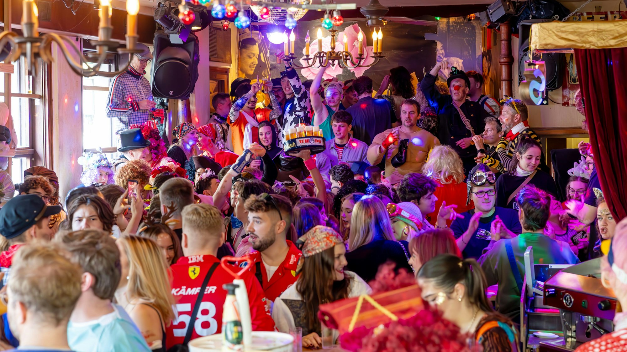 Feiernde in einer Kneipe beim Sessions-Auftakt am 11.11.2025