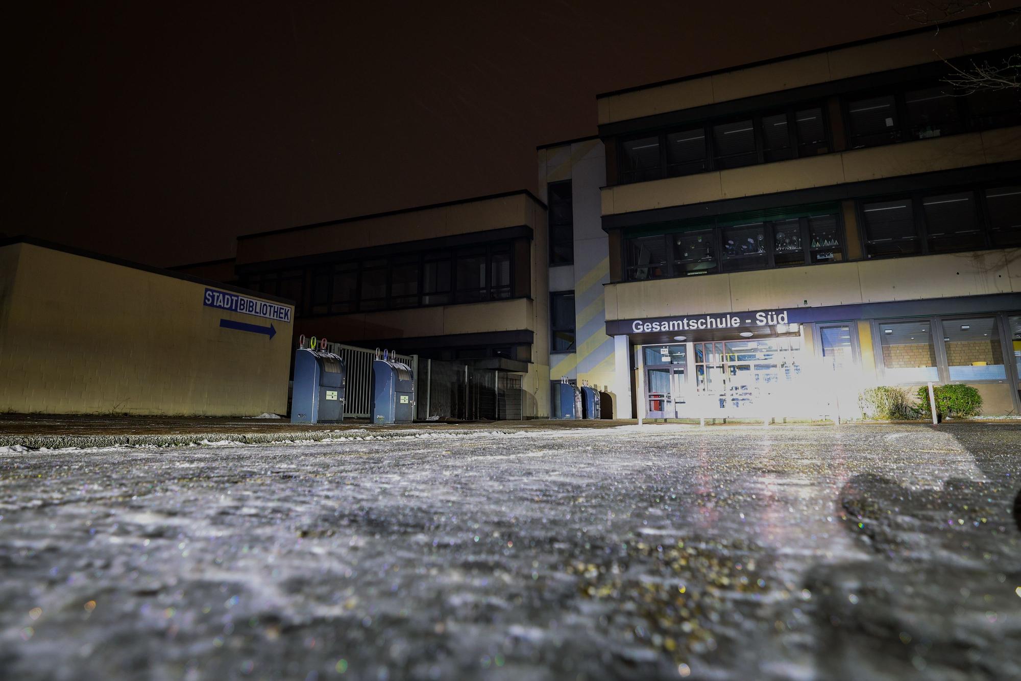Spiegelglattes Eis vor dem Eingang zur Gesamtschule-Süd in Duisburg.