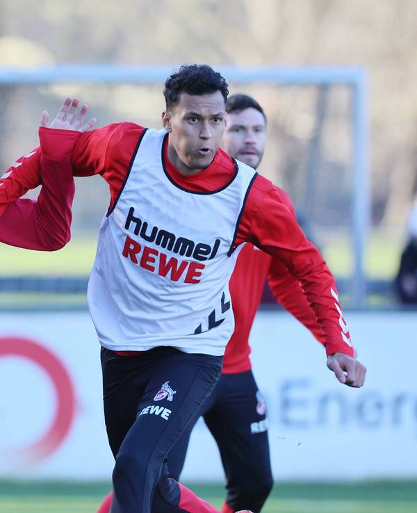 Timo Hübers und Davie Selke im direkten Zweikampf. Selke zieht am Oberteil von Hübers.
