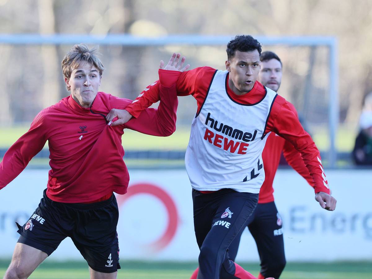 Timo Hübers und Davie Selke im direkten Zweikampf. Selke zieht am Oberteil von Hübers.