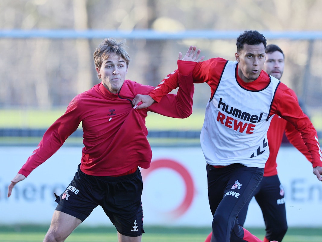 Timo Hübers und Davie Selke im direkten Zweikampf. Selke zieht am Oberteil von Hübers.