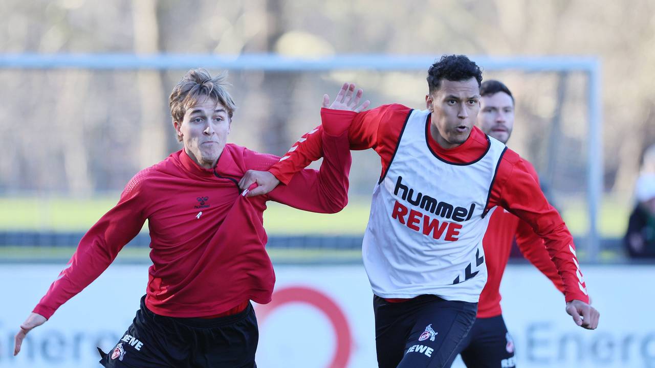 Timo Hübers und Davie Selke im direkten Zweikampf. Selke zieht am Oberteil von Hübers.
