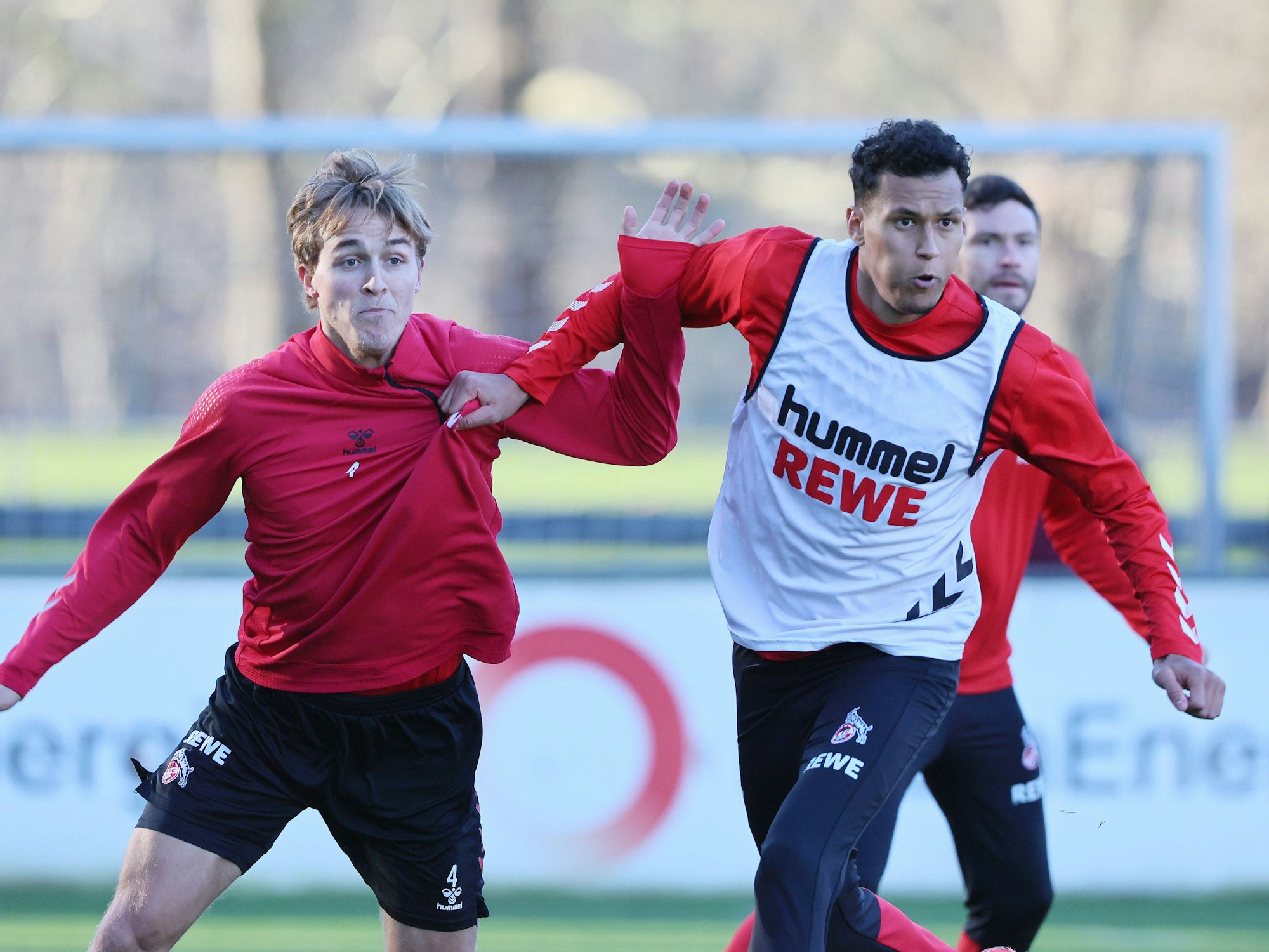 Timo Hübers und Davie Selke im direkten Zweikampf. Selke zieht am Oberteil von Hübers.