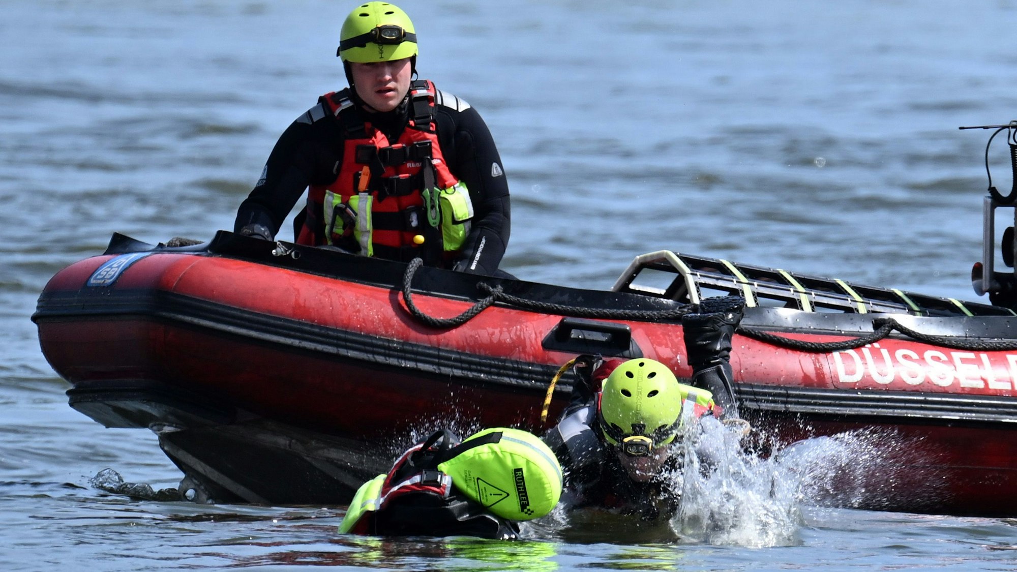 Im Rhein bei Düsseldorf wurde eine Leiche gefunden. Das Symbolfoto vom Mai 2025 zeigt einen Feuerwehrmann bei einer Rettungsübung.