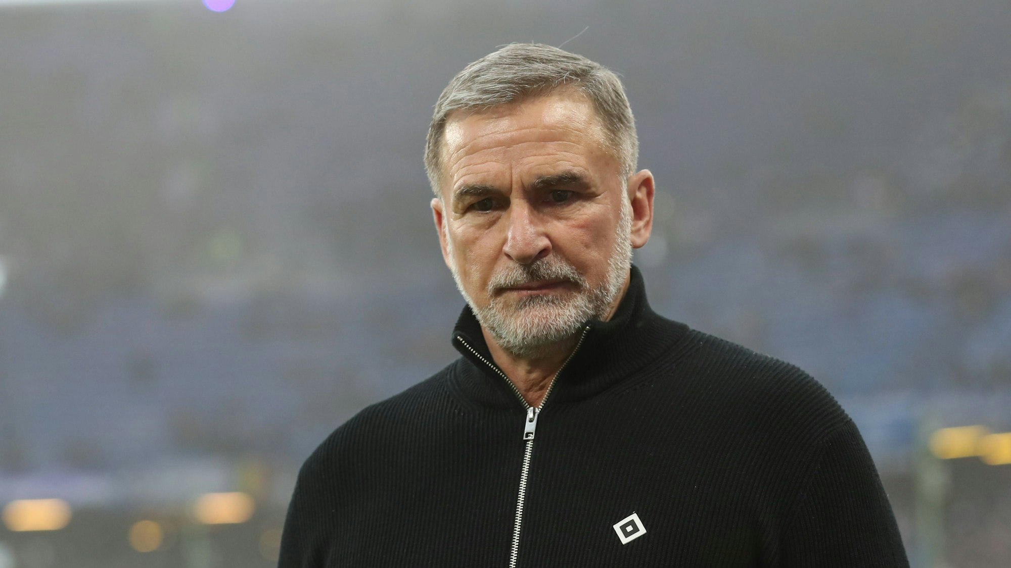 Stefan Kuntz steht im Stadion.