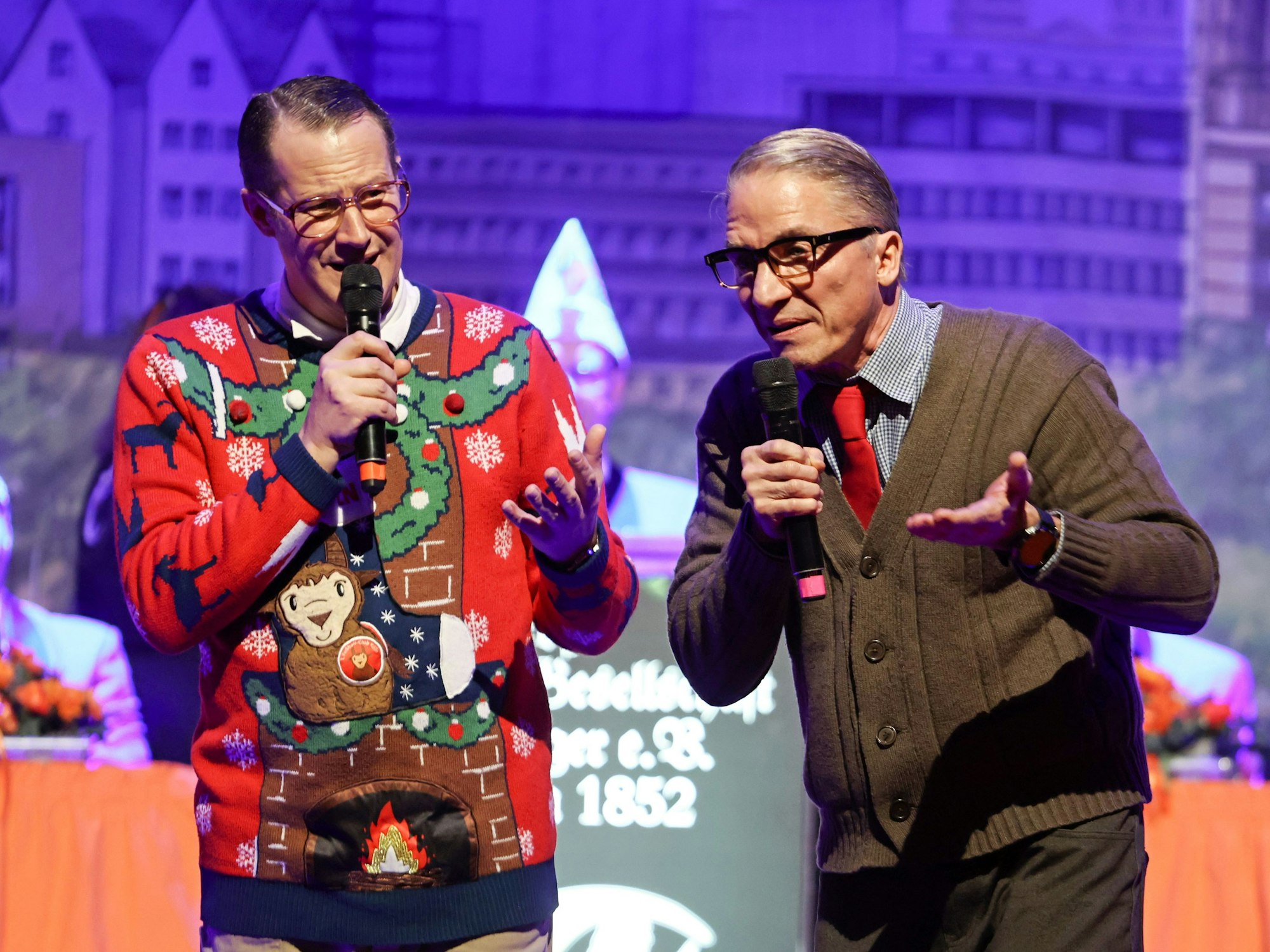 Willi und Ernst beim Auftritt auf der Bühne.