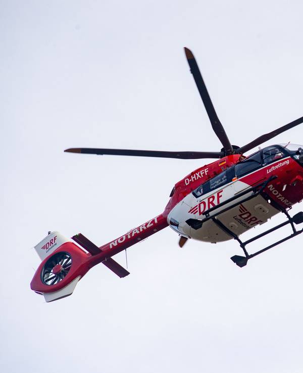 Ein Rettungshubschrauber in der Luft