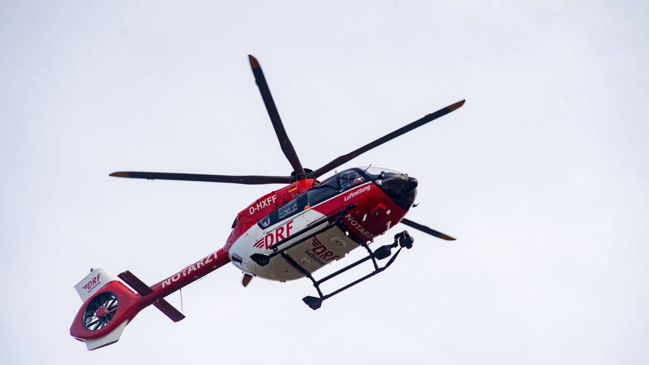 Ein Rettungshubschrauber in der Luft