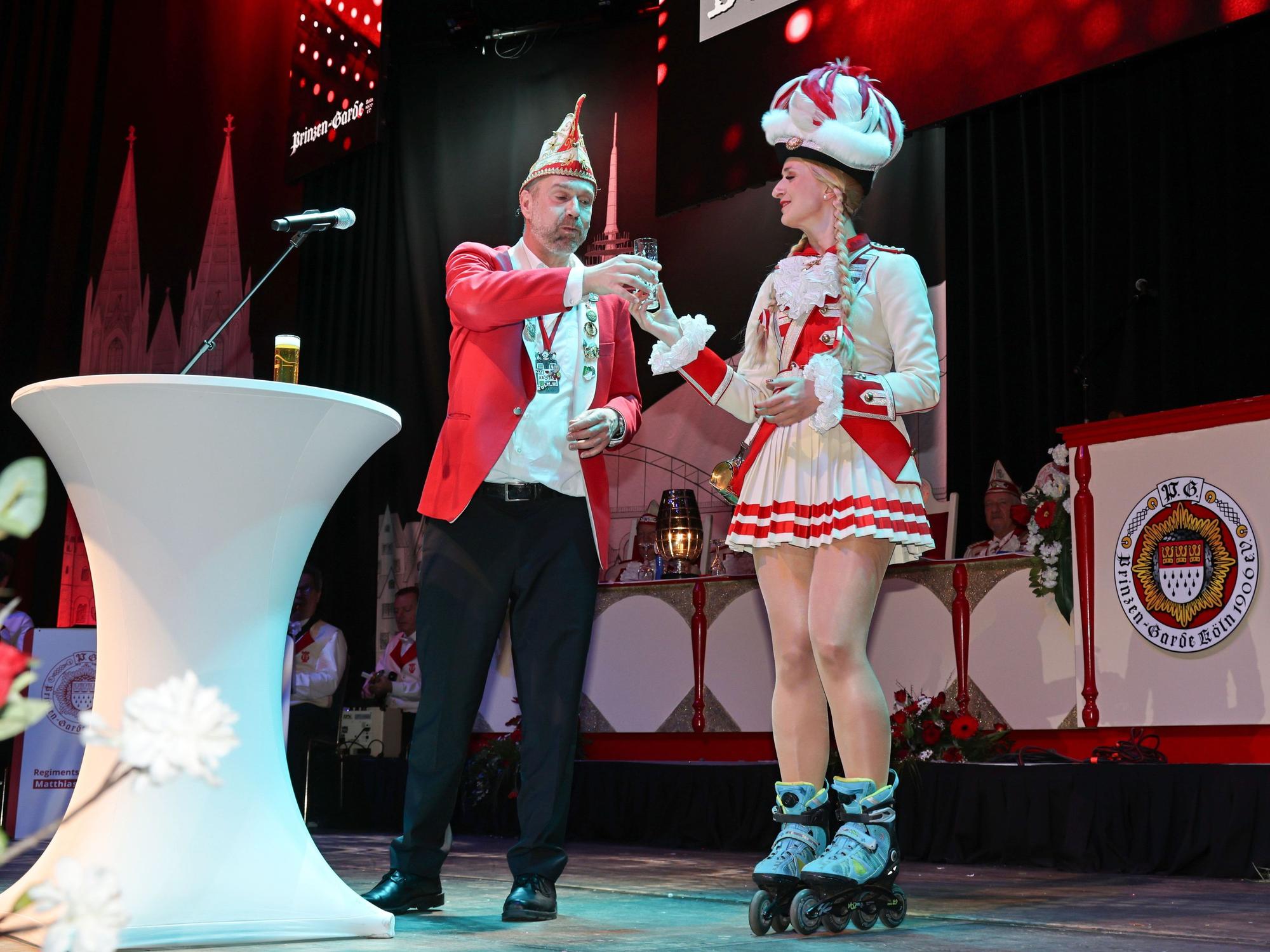 Volker Weininger bekommt Kölsch von Sandra Wüst.