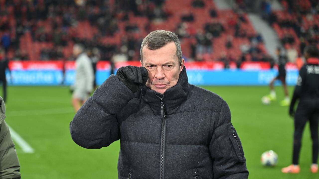 Lothar Matthäus wischt sich mit dem Handschuh über das Gesicht.