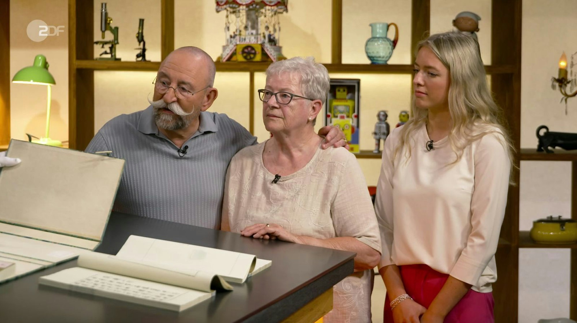 Horst Lichter (links) staunte nicht schlecht, als Experte Detlev Kümmel in der Montagsausgabe der ZDF-Trödelshow „Bares für Rares“ zur Rasierklinge griff. (Bild: ZDF)