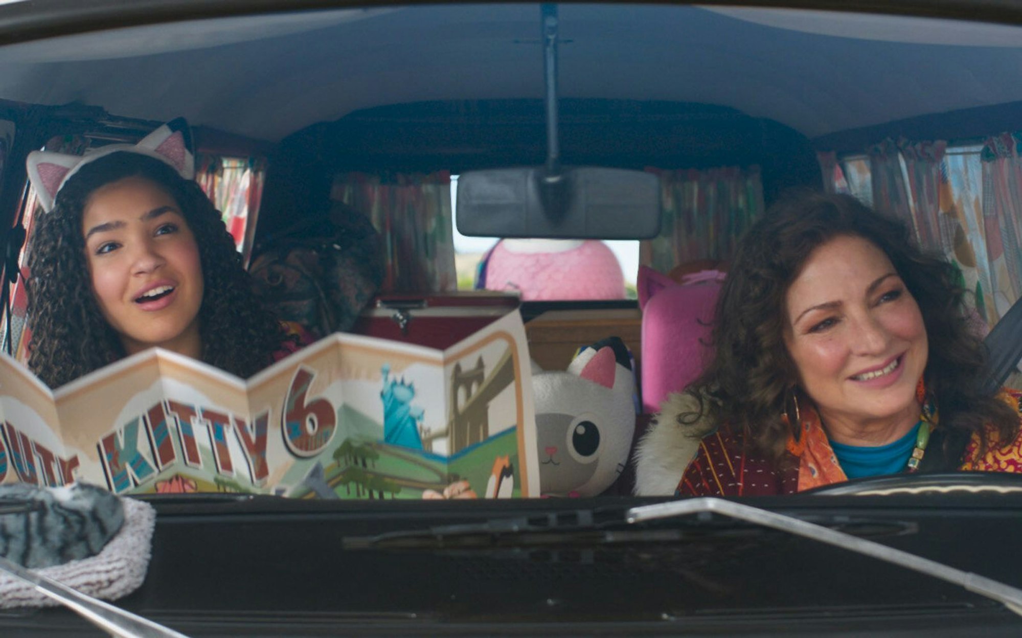 Gabby (Laila Lockhart Kraner, links) und ihre Großmutter Gigi (Gloria Estefan) unternehmen einen Ausflug nach Katz Francisco. Doch anstelle von Sightseeing steht schon bald eine Rettungsmission auf der Tagesordnung. (Bild: Universal/Plaion Pictures)