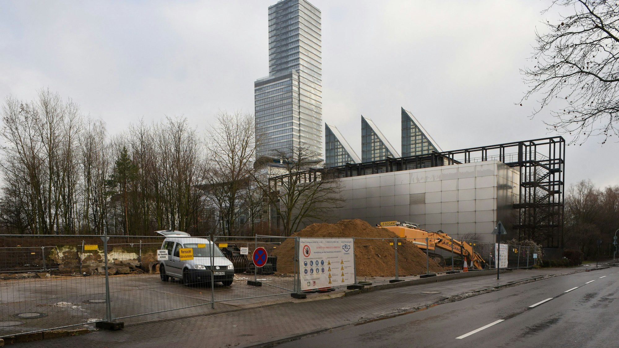 Im Januar 2021 war von der Tankstelle nicht mehr viel zu sehen. Zuletzt wurde die Fläche als illegaler Parkplatz benutzt.