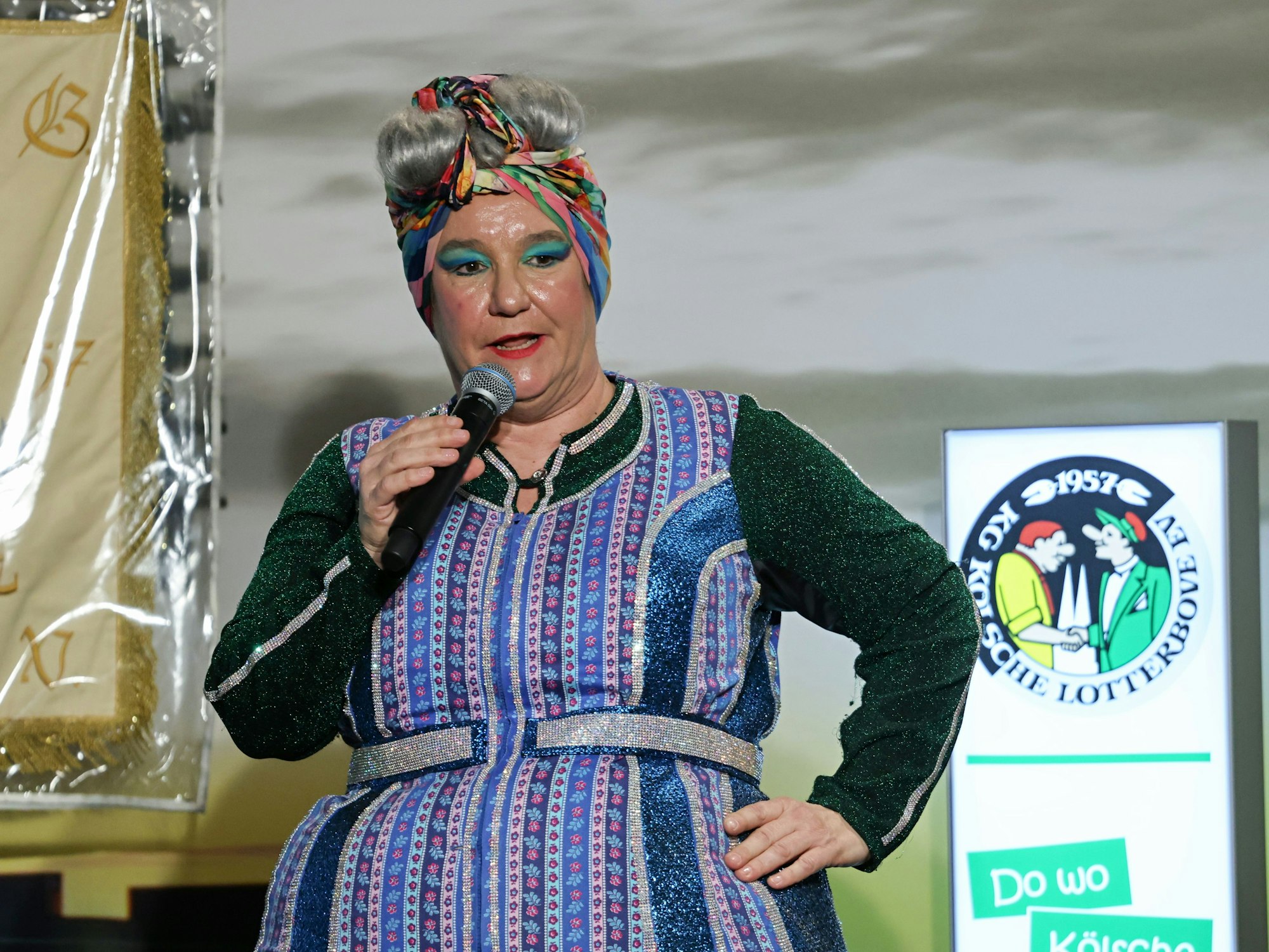 Rednerin Achnes Kasulke steht auf der Bühne.