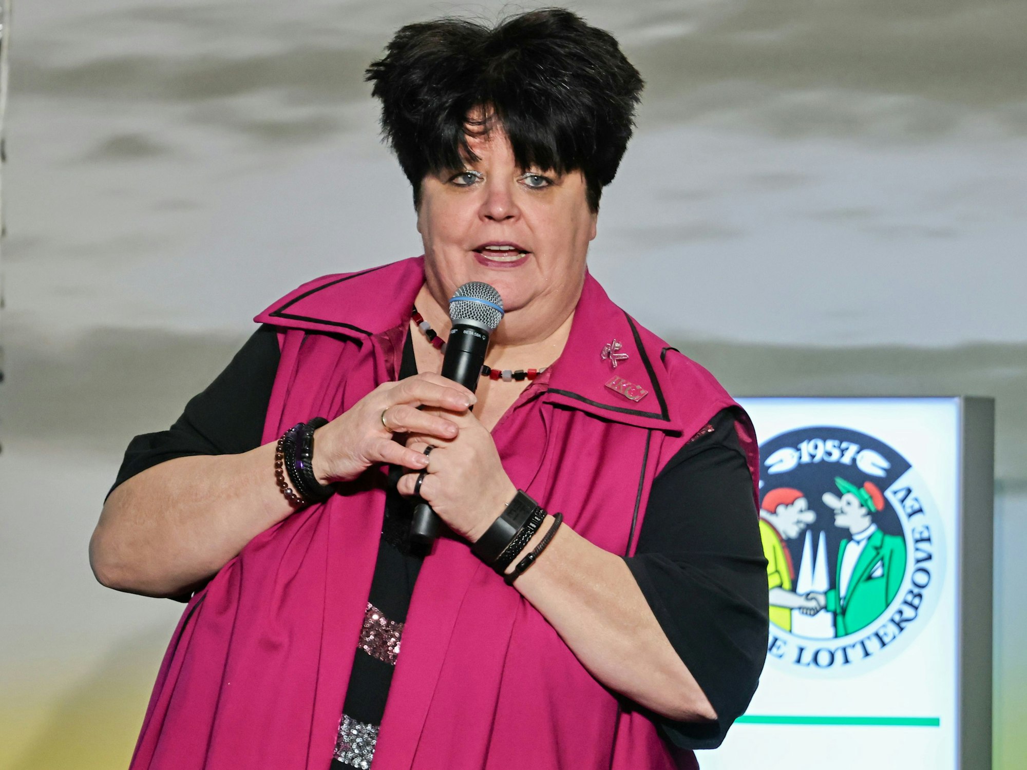 Ingrid Kühne steht bei ihrem Auftritt auf der Bühne.