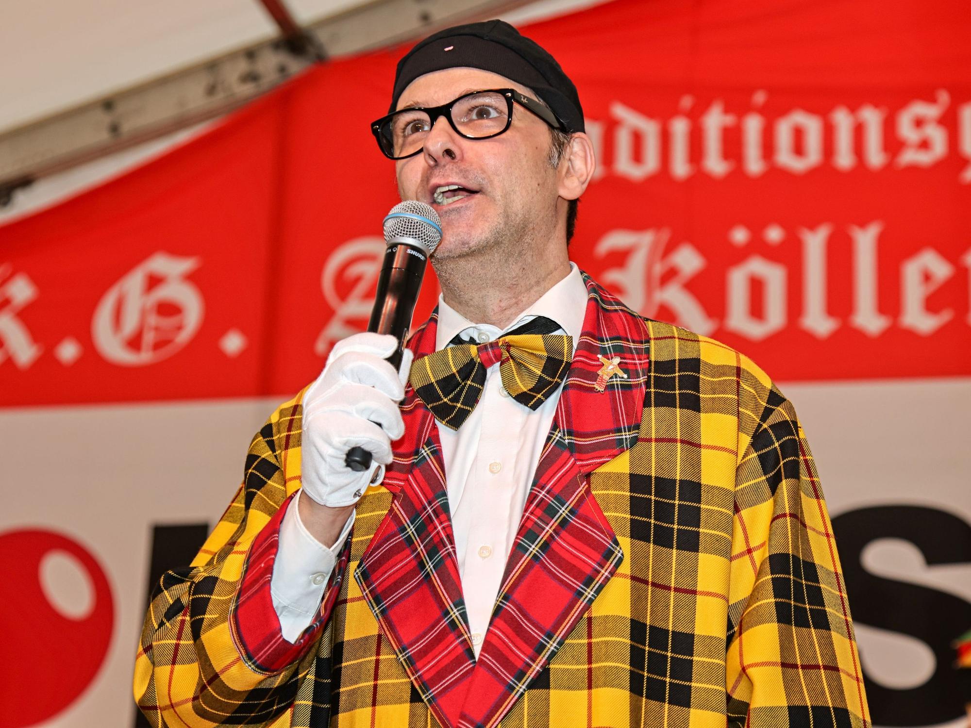 Marc Metzger steht beim Auftritt auf der Bühne.