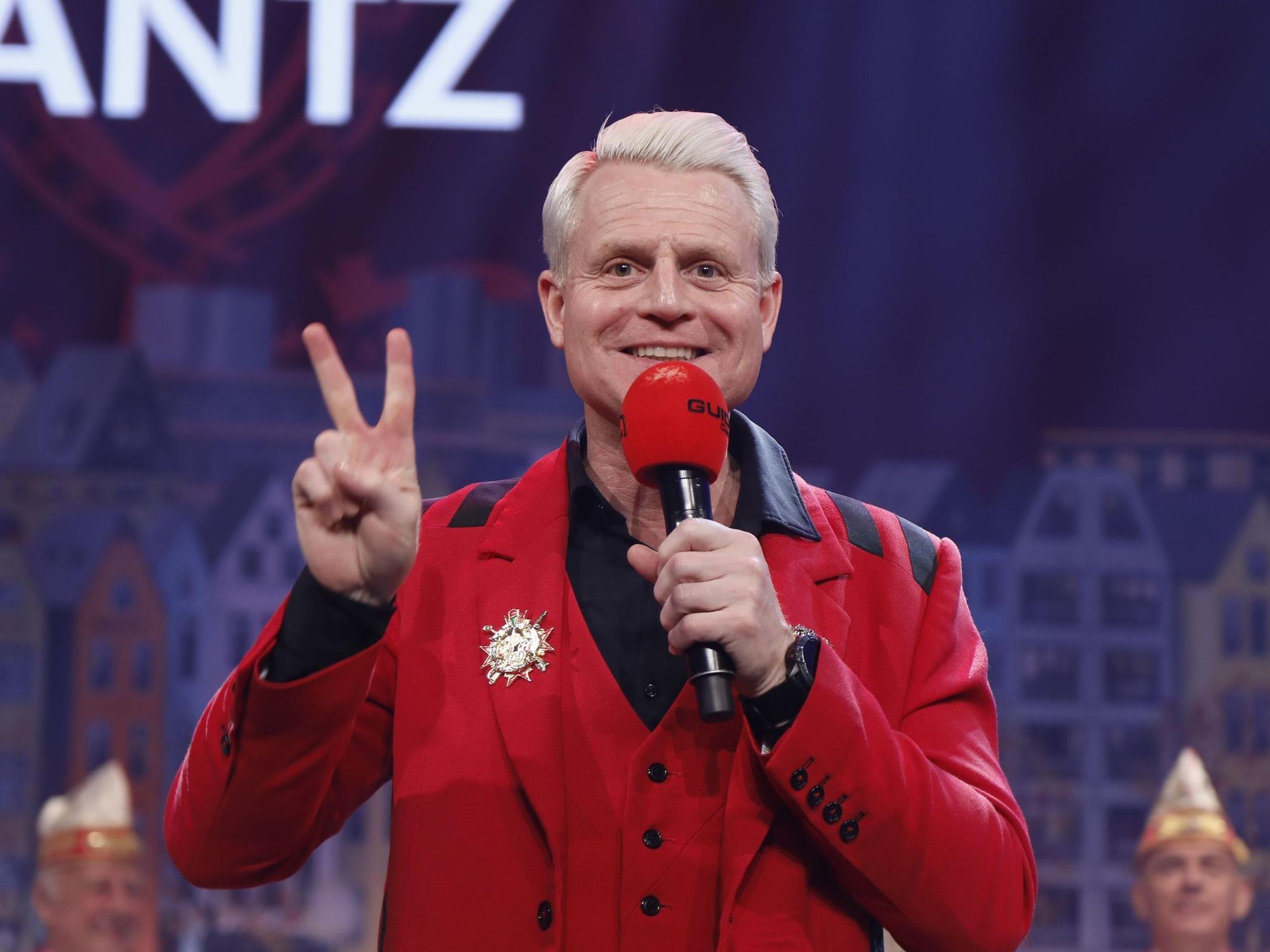 Guido Cantz steht bei seiner Rede auf der Bühne.