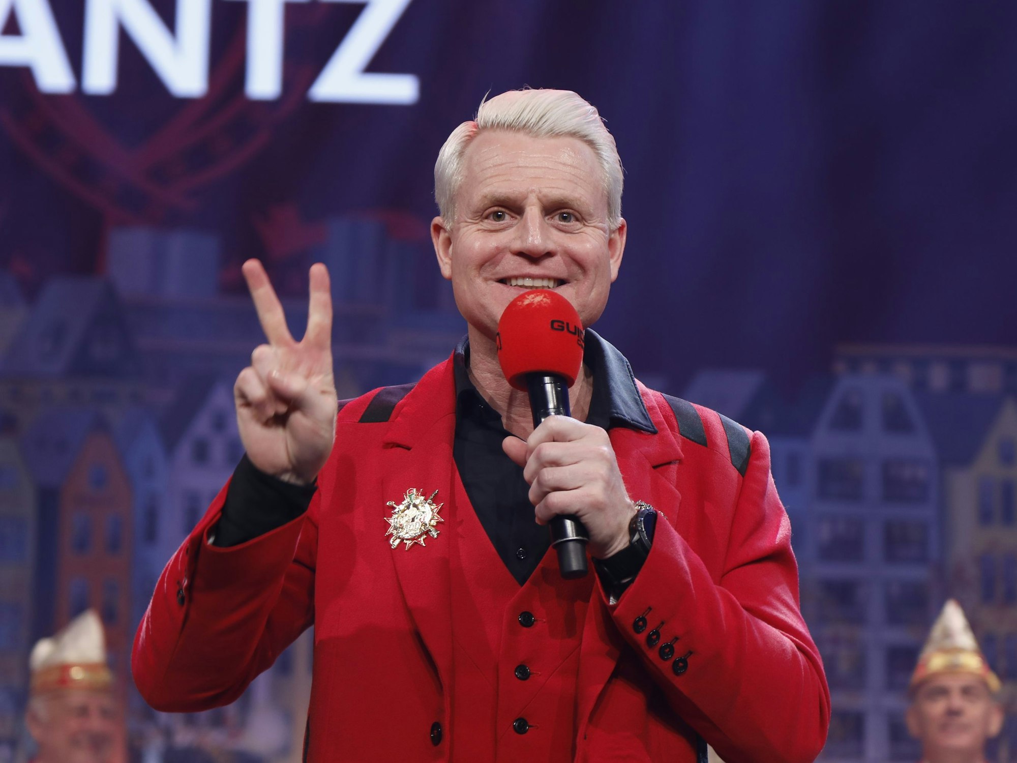 Guido Cantz steht bei seiner Rede auf der Bühne.