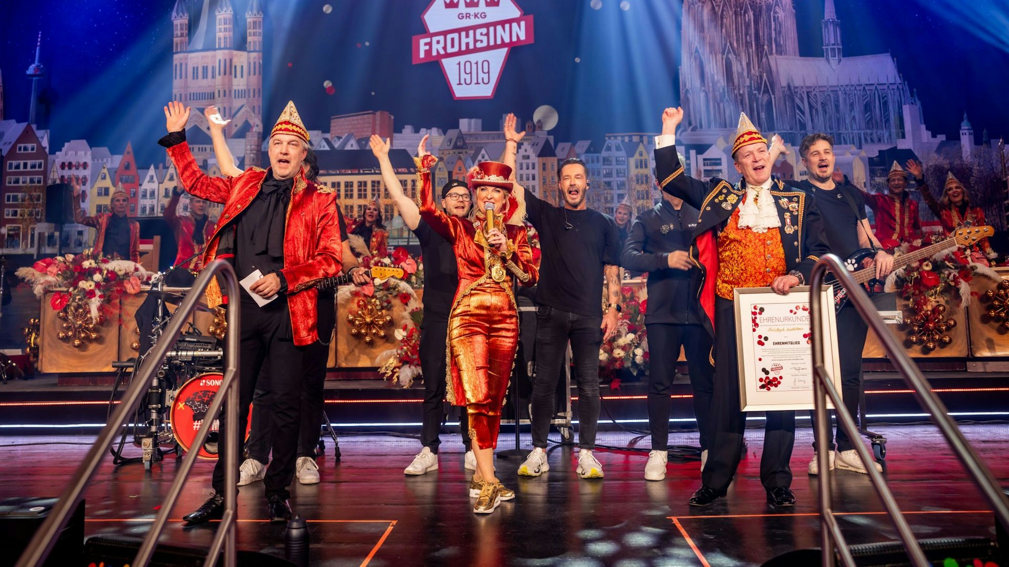 Christoph Kuckelkorn erhält eine Urkunde auf der Bühne.