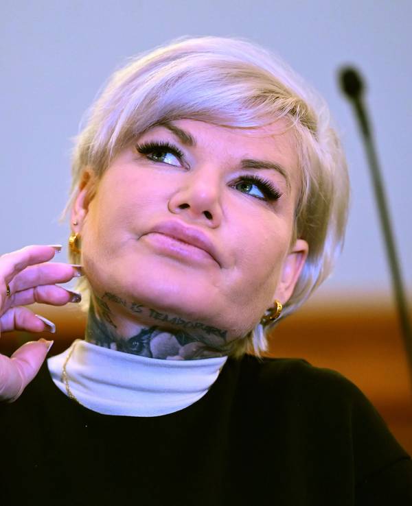 Melanie Müller sitzt im Gerichtssaal des Landgerichts Leipzig.