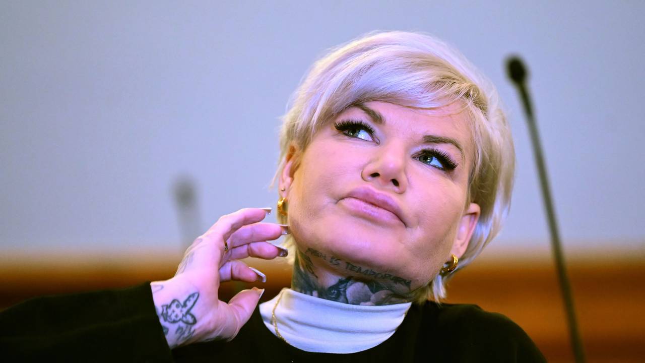 Melanie Müller sitzt im Gerichtssaal des Landgerichts Leipzig.