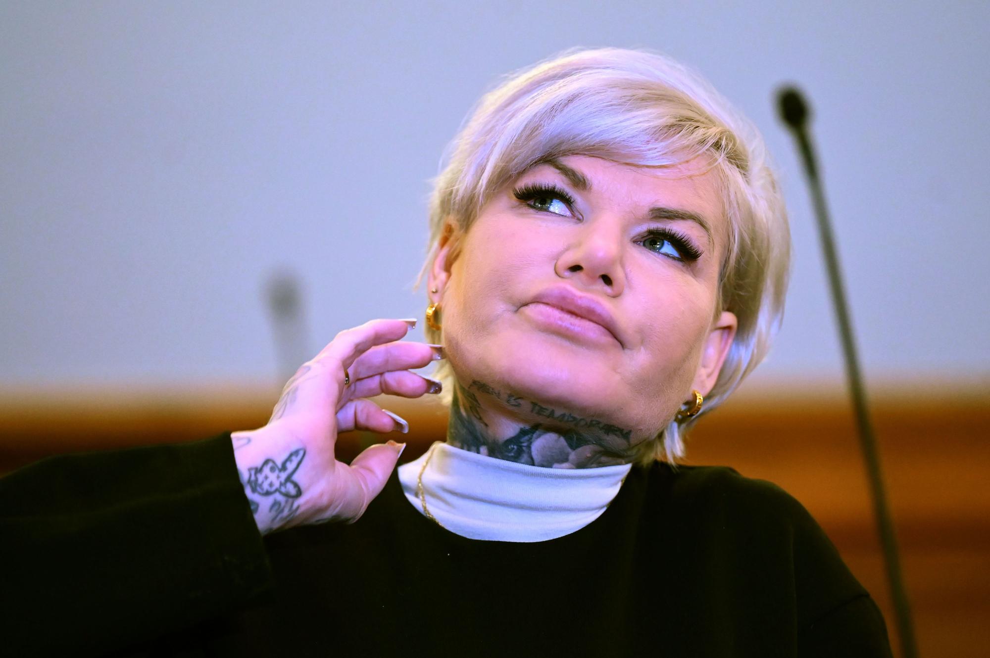 Melanie Müller sitzt im Gerichtssaal des Landgerichts Leipzig.