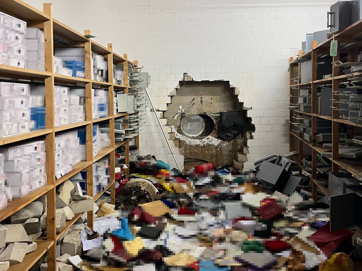 Ein großes Loch ist in der Wand des Tresorraums einer Sparkasse zu sehen. Einbrecher haben sich im Dezember mit Hilfe eines großen Bohrers Zugang zum Tresorraum verschafft.