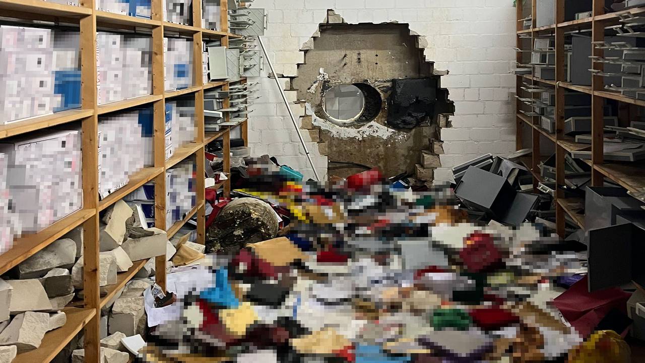 Ein großes Loch ist in der Wand des Tresorraums einer Sparkasse zu sehen. Einbrecher haben sich im Dezember mit Hilfe eines großen Bohrers Zugang zum Tresorraum verschafft.