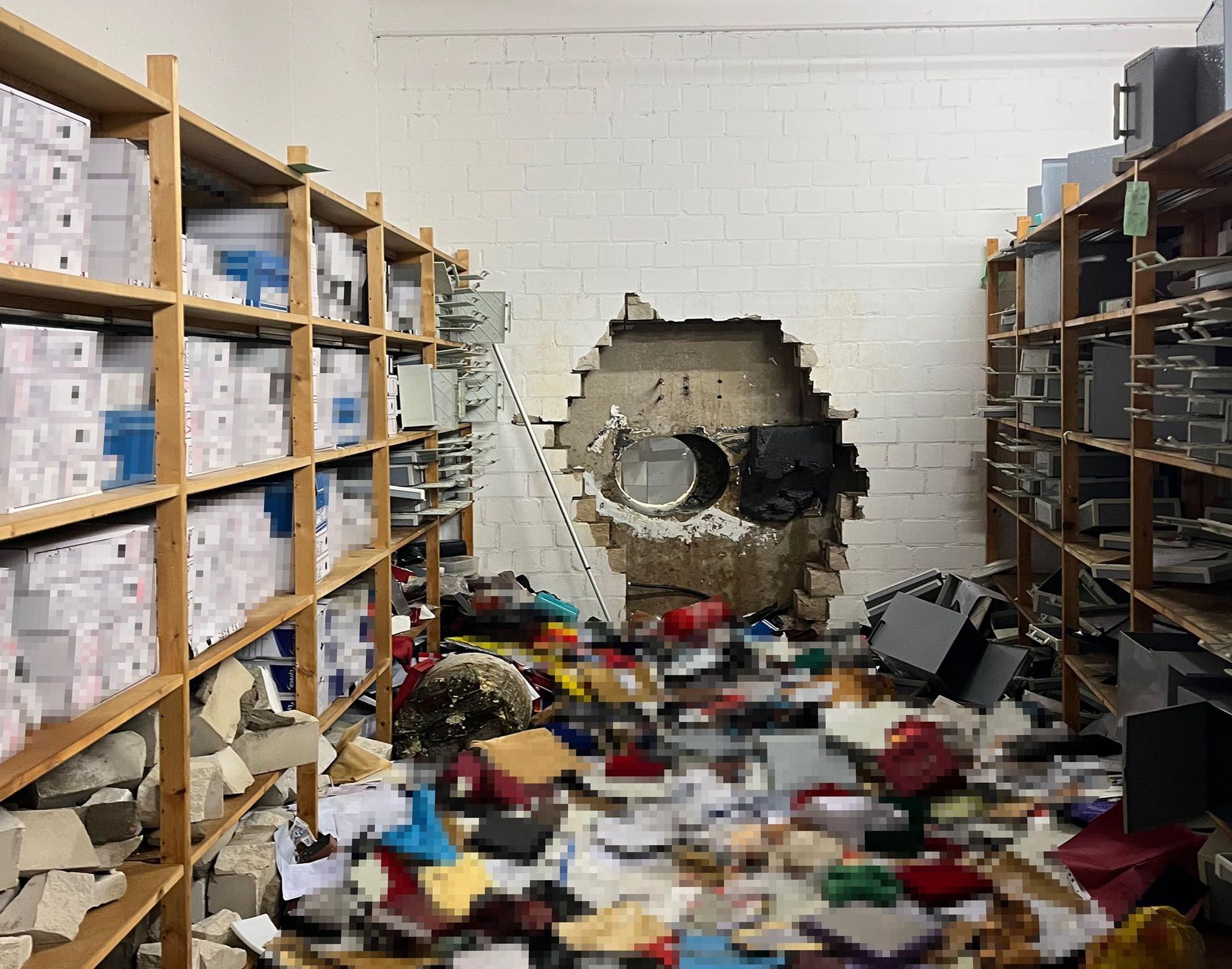 Ein großes Loch ist in der Wand des Tresorraums einer Sparkasse zu sehen. Einbrecher haben sich im Dezember mit Hilfe eines großen Bohrers Zugang zum Tresorraum verschafft.
