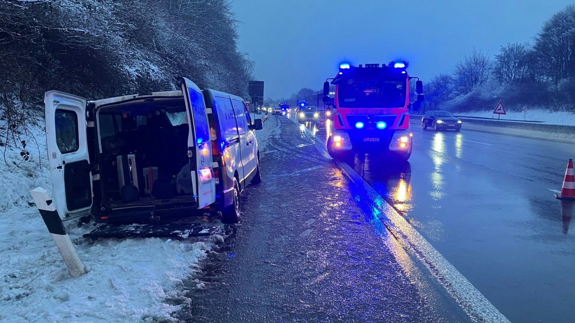 Verkehrsunfall auf der A1 bei Remscheid mit einem Kleinbus.