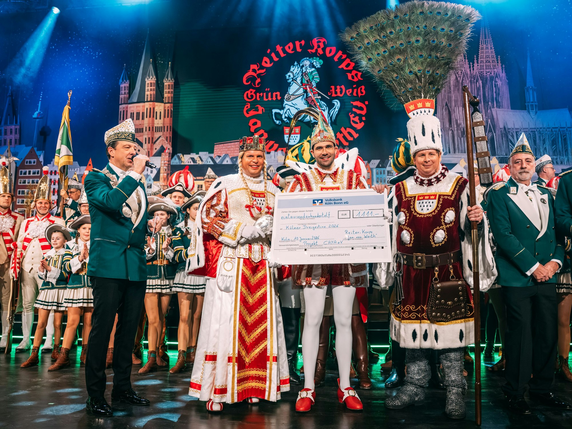 Das Dreigestirn erhält einen Spendenscheck.