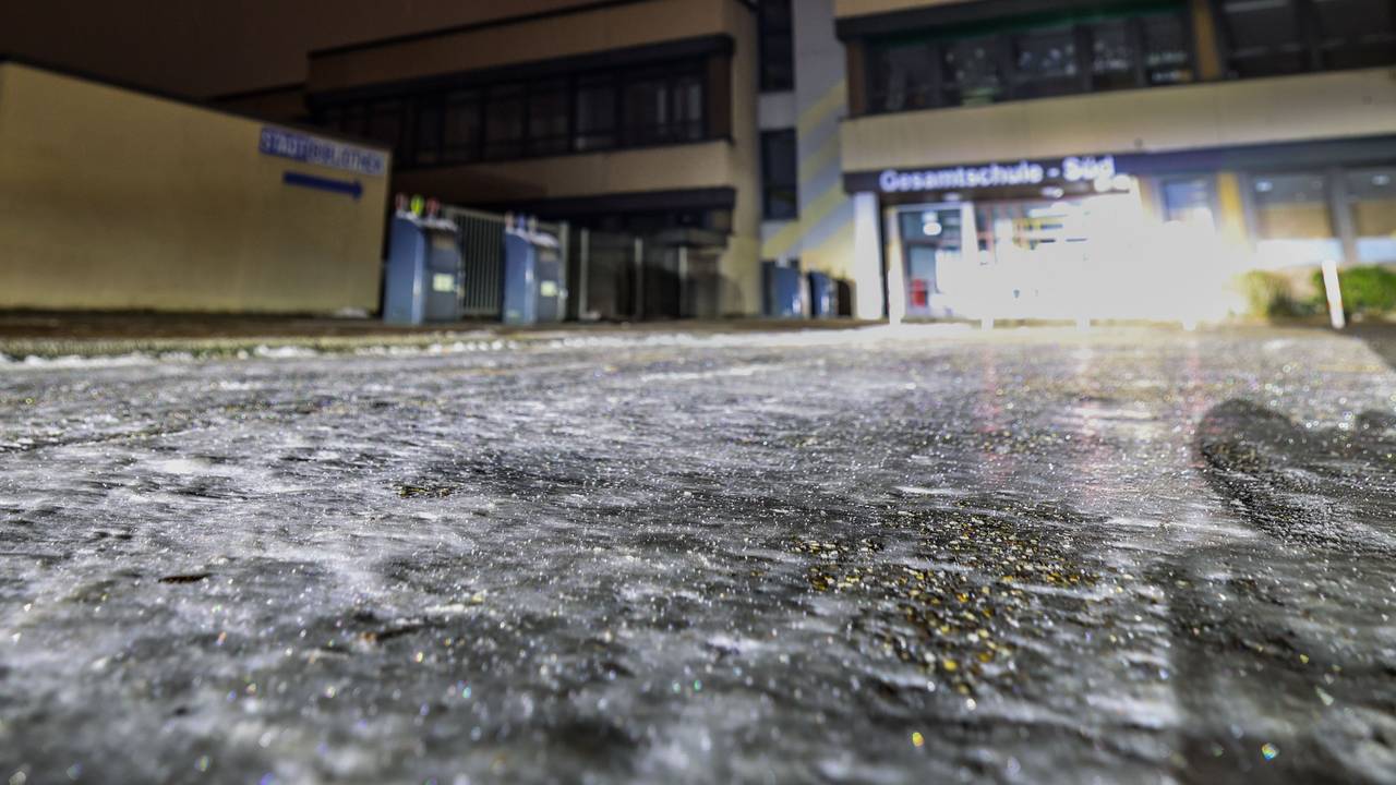 Spiegelglattes Eis am Montagmorgen (12. Januar 2026) vor dem Eingang zur Gesamtschule-Süd in Duisburg.