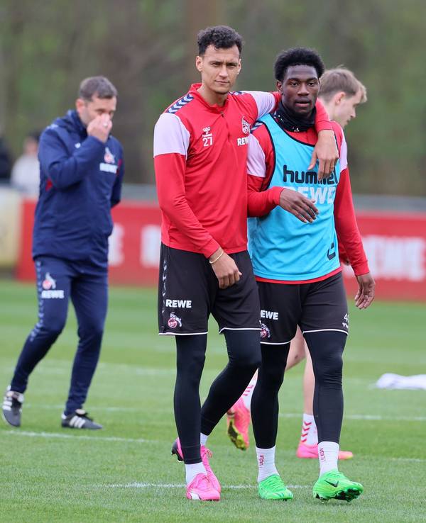 Davie Selke hält Faride Alidou beim Training des 1. FC Köln im Arm.
